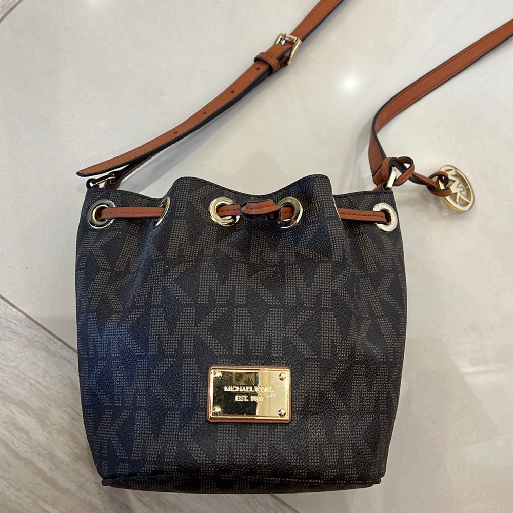 MICHAEL KORS BUCKET BAG